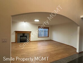 2568 SW Hewitt Ave in Troutdale, OR - Building Photo - Building Photo