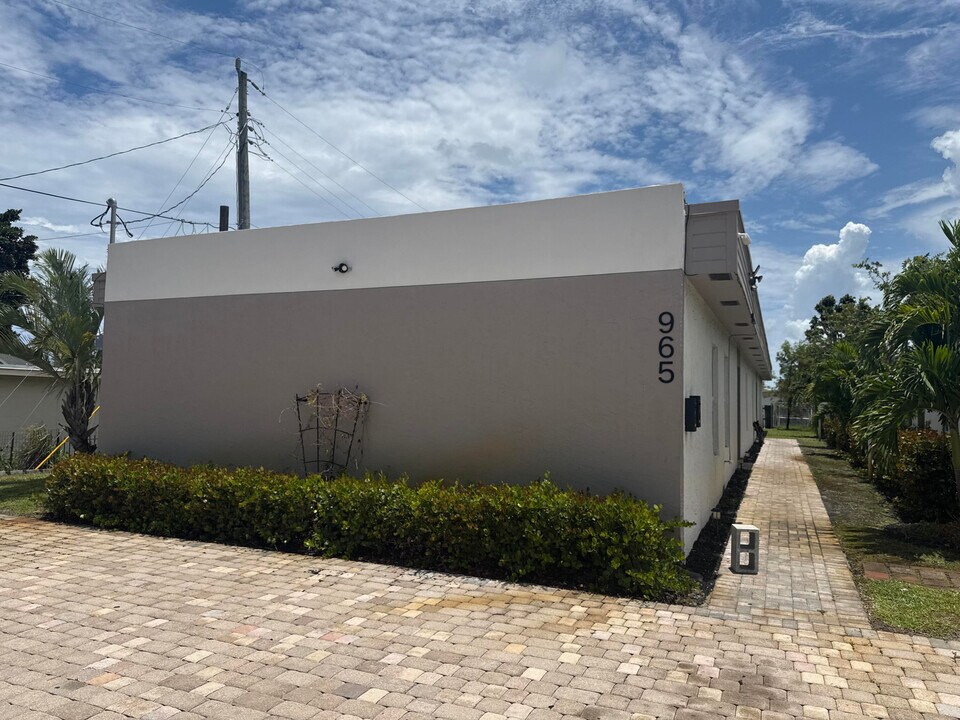 965 Silver Beach Rd in Riviera Beach, FL - Building Photo
