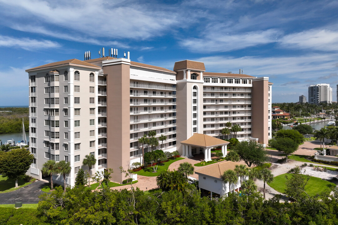 Marina Bay Club in Naples, FL - Foto de edificio