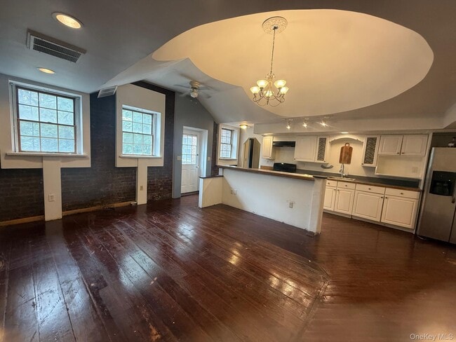 18 E Main St in Middletown, NY - Building Photo - Building Photo