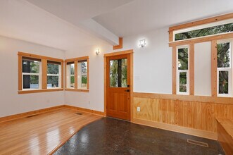 8752 Dayton Ave N, Unit B in Seattle, WA - Foto de edificio - Building Photo