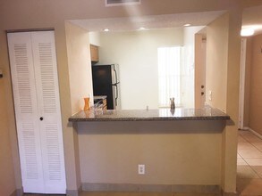 1040 Lake Shore Dr-Unit -102 in Lake Park, FL - Building Photo - Building Photo