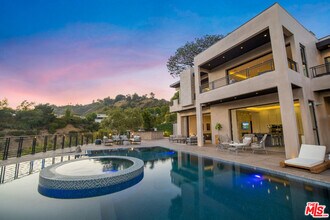 2501 Zorada Dr in Los Angeles, CA - Building Photo - Building Photo