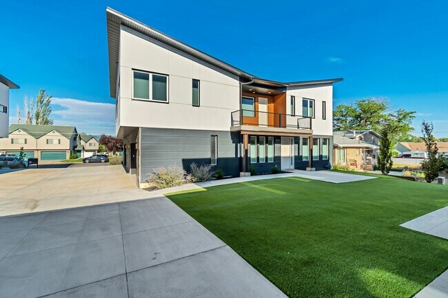 7033 S 300 E in Midvale, UT - Building Photo - Building Photo