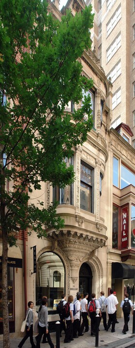 131 S 18th St in Philadelphia, PA - Building Photo