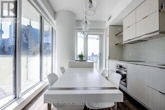 197 Yonge St in Toronto, ON - Building Photo - Building Photo