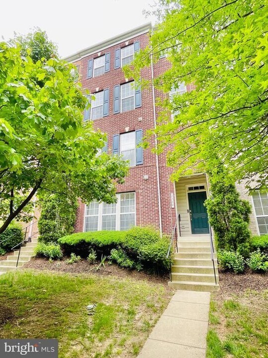 2304 Margraf Cir in Leesylvania, VA - Building Photo
