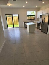 965 NE 211th St in North Miami Beach, FL - Building Photo - Building Photo