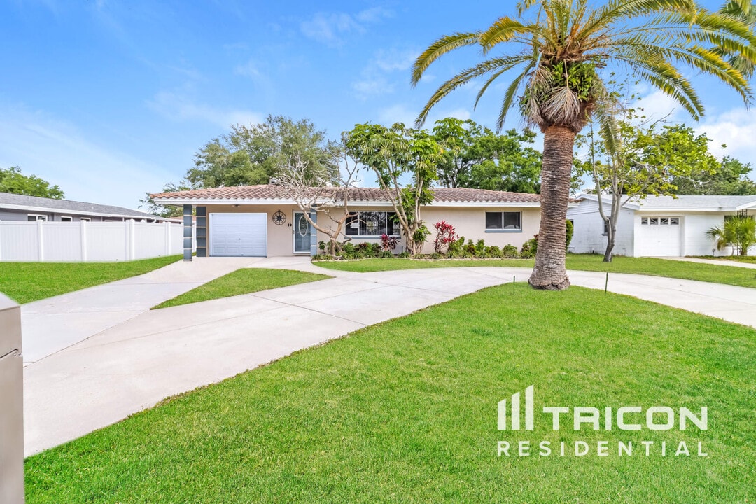 11375 68th Ave in Seminole, FL - Building Photo