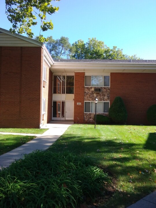 495 St Moritz Dr in Glen Ellyn, IL - Building Photo