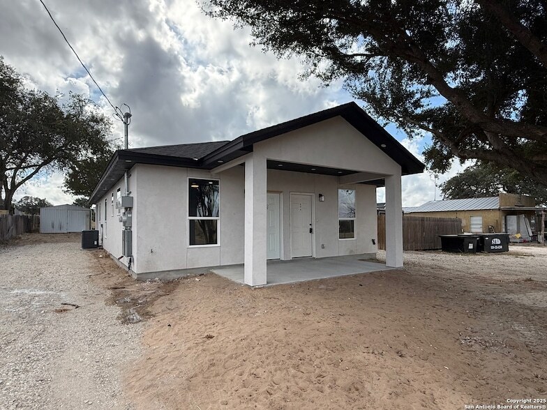 3274 I-35, Unit H112 in Natalia, TX - Building Photo