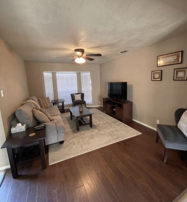 1910 Oakline Dr in San Antonio, TX - Building Photo - Building Photo