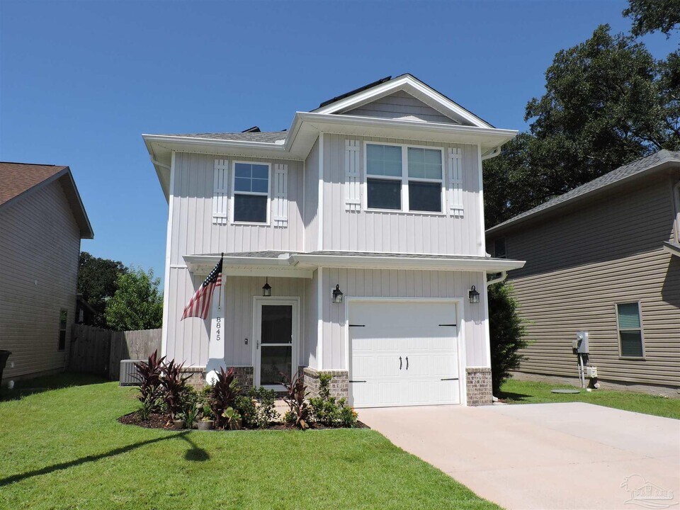 8845 Smiley Ct in Pensacola, FL - Building Photo