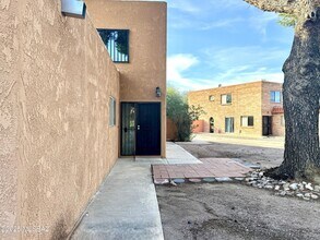 6536 Calle La Paz in Tucson, AZ - Foto de edificio - Building Photo