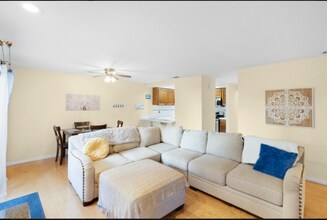 7417 Auburn Oaks Ct in Citrus Heights, CA - Foto de edificio - Building Photo