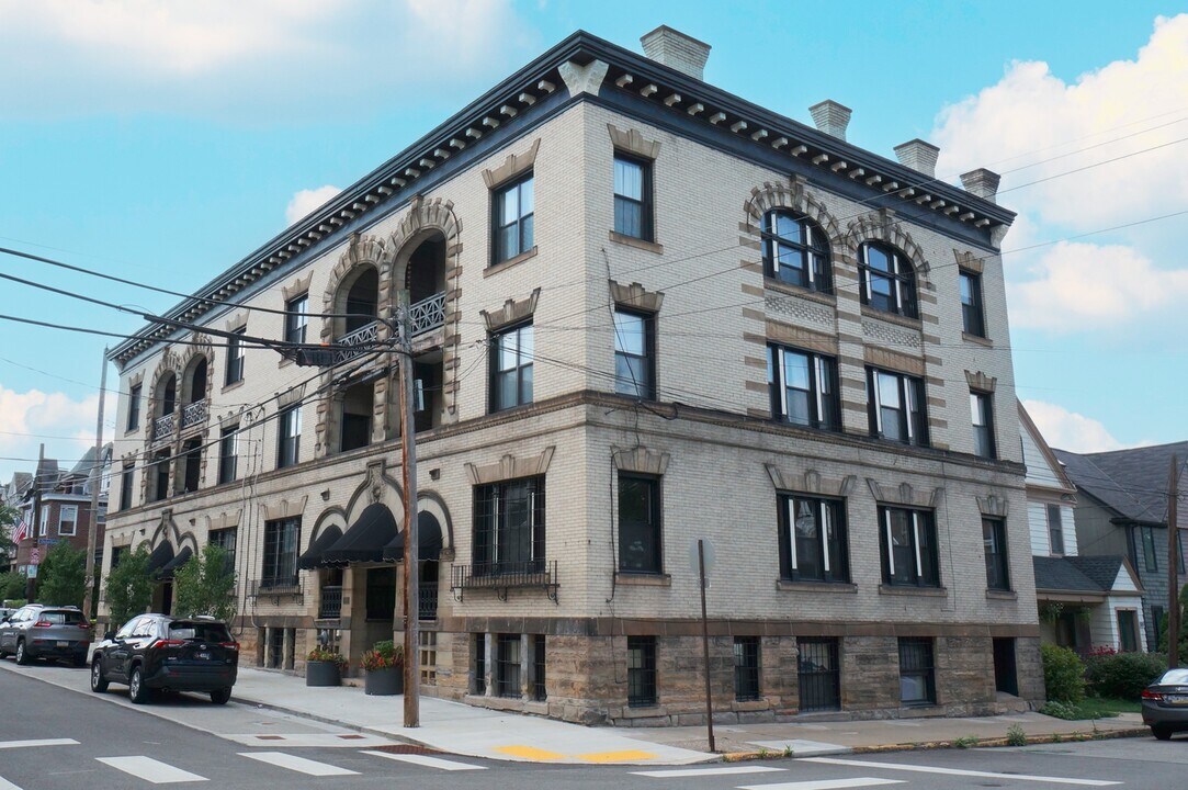 Lionhead in Pittsburgh, PA - Foto de edificio