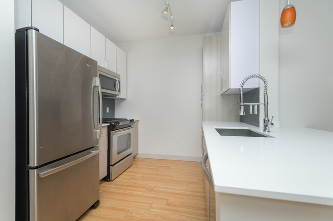 303 D St, Unit 456 in Boston, MA - Building Photo - Building Photo