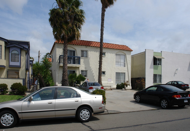 1728 Diamond St in San Diego, CA - Foto de edificio - Building Photo