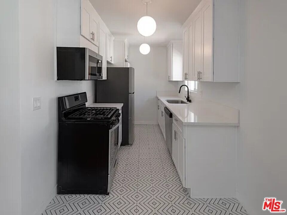 2759 Redondo Blvd in Los Angeles, CA - Building Photo