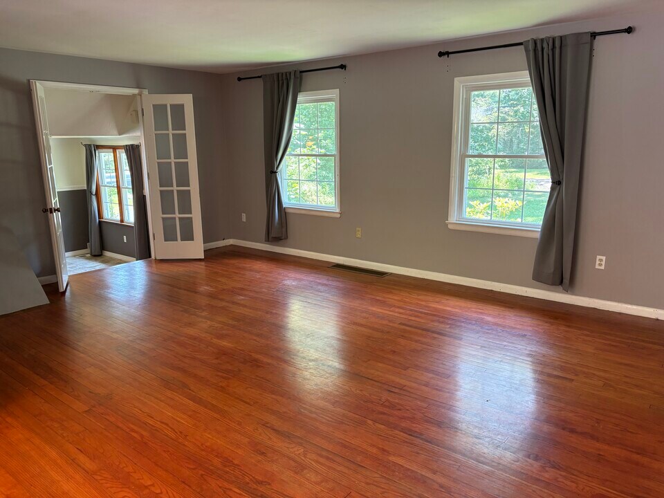15922 Fernwood Rd in Chagrin Falls, OH - Building Photo