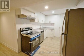95 Orsett St in Oakville, ON - Building Photo - Building Photo