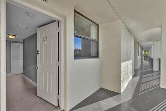 118 Lake Emerald Dr in Oakland Park, FL - Building Photo - Building Photo
