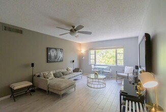 5840 NE 22nd Way, Unit 728 in Fort Lauderdale, FL - Foto de edificio - Building Photo