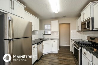 1030 W Churchill Way in Mustang, OK - Building Photo - Building Photo
