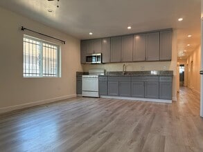 603 1/2 W 49th St in Los Angeles, CA - Building Photo - Building Photo