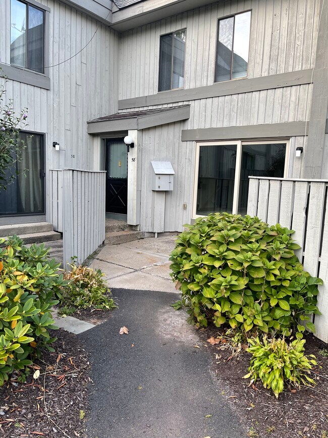58 Scott Dr Rentals in Bloomfield, CT