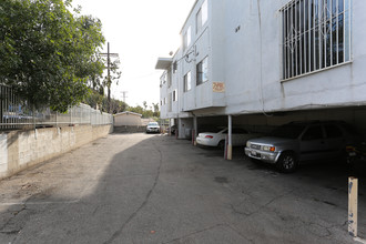 1902 S Victoria Ave in Los Angeles, CA - Building Photo - Building Photo