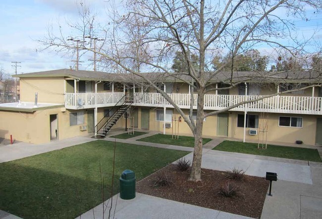 1523 Los Robles Blvd in Sacramento, CA - Building Photo