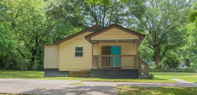 525 Baker Cir NW in Atlanta, GA - Building Photo - Building Photo