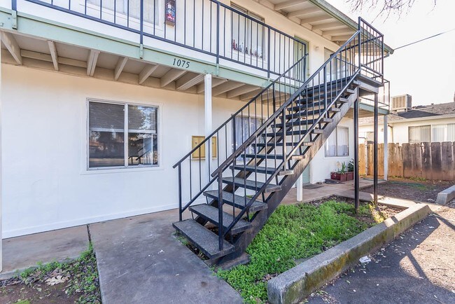 1075 Le Brun Ln in Redding, CA - Foto de edificio - Building Photo
