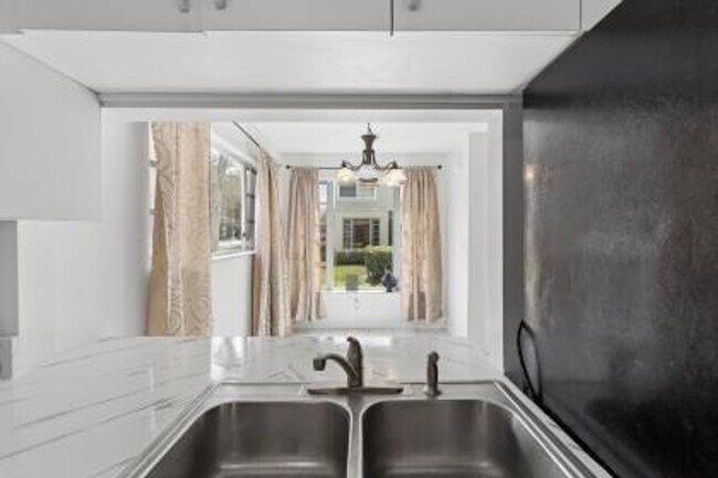 8027 Lagos De Campo Blvd in Tamarac, FL - Building Photo - Building Photo