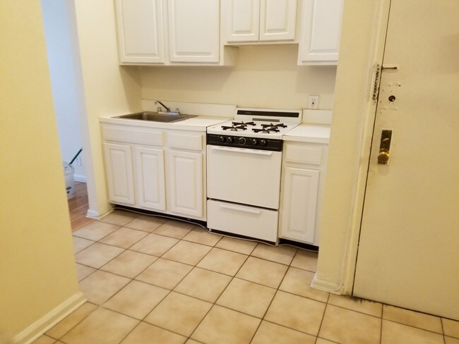 423 E 77th St-Unit -2-B in New York, NY - Building Photo - Building Photo