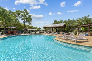 Platinum Shavano Oaks in San Antonio, TX - Building Photo