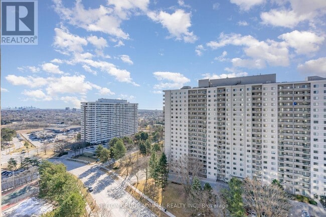 3590 Kaneff Crescent in Mississauga, ON - Building Photo - Building Photo