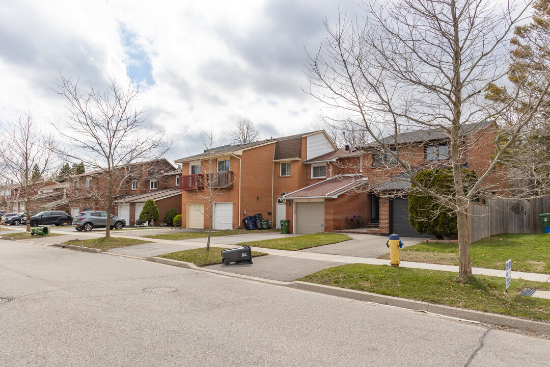 23 Newdawn Cres in Toronto, ON - Building Photo