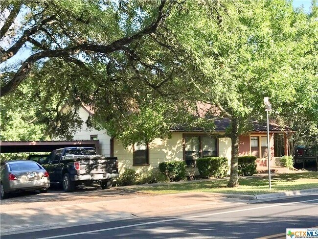 124 E Holland St in San Marcos, TX - Building Photo - Building Photo