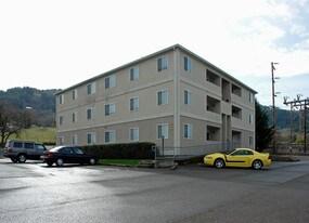3030 W Goedeck Ave in Roseburg, OR - Building Photo