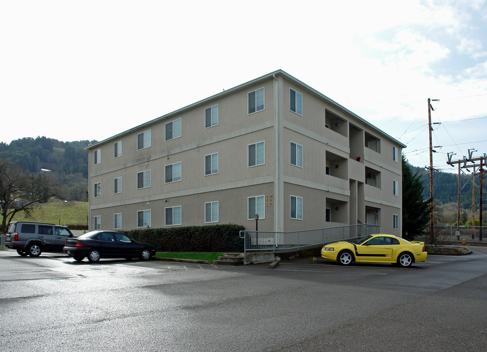 3030 W Goedeck Ave in Roseburg, OR - Foto de edificio