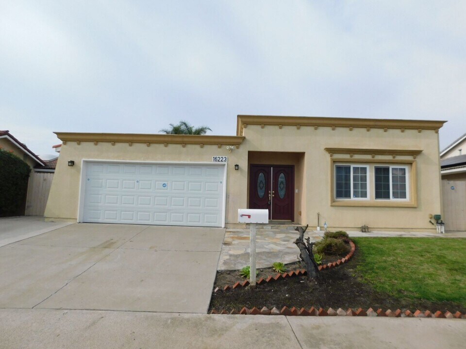 16223 Mt Craig Cir in Fountain Valley, CA - Building Photo
