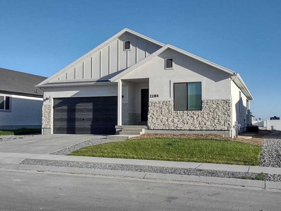 2284 E Weeping Willow Way in Eagle Mountain, UT - Building Photo