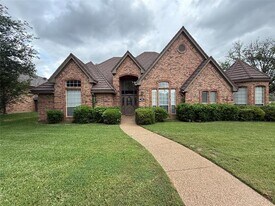 500 Evergreen Dr in Hurst, TX - Building Photo