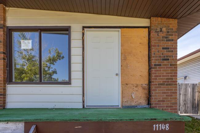 11148 Sacramento Dr SW in Calgary, AB - Building Photo - Building Photo