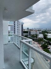 2457 Collins Ave, Unit #1401 in Miami Beach, FL - Foto de edificio - Building Photo