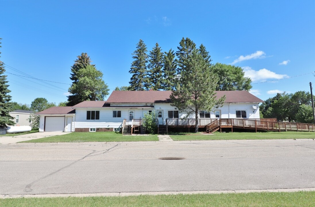 300 Main St in Sherwood, ND - Building Photo