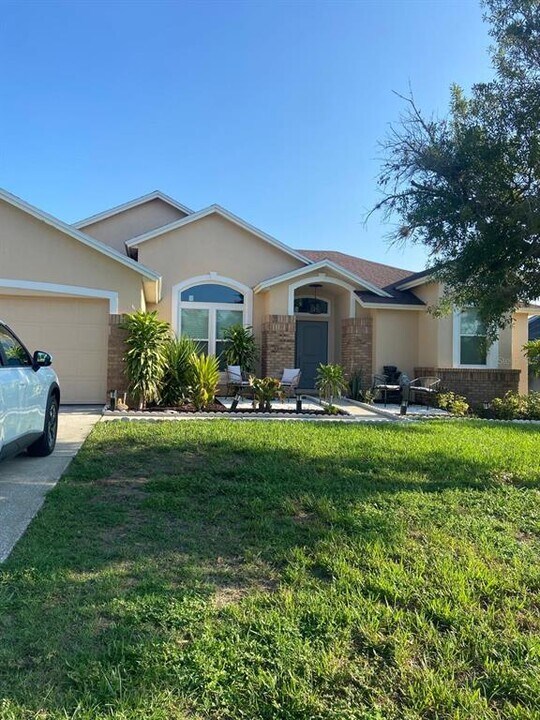 702 Via Bianca Dr in Davenport, FL - Building Photo
