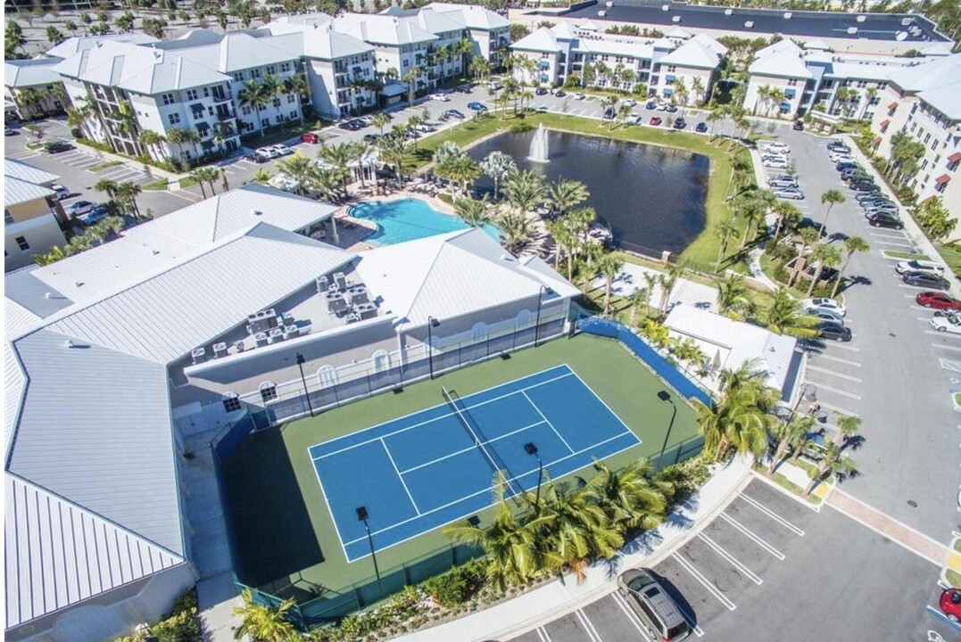 890 Brandon Prescott Ln in West Palm Beach, FL - Building Photo